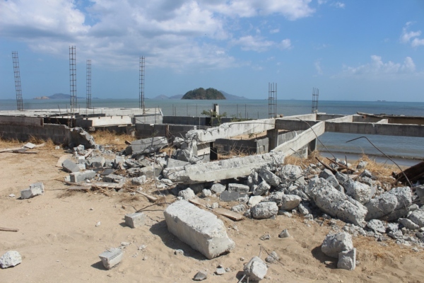 A finales del mes de marzo, la Alcaldía de Arraiján a través del juez de paz de Veracruz, se procedió a demoler una cerca perimetral dentro de la cual se mantenían meses para el expendio de comida y licor. Foto/Eric Montenegro