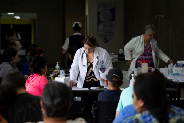 Médicos del hospital civil de Guadalajara aplicando tratamiento a personas diagnosticadas con el virus de dengue en la ciudad de Guadalajara, en el estado de Jalisco. FOTO/EFE