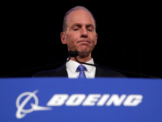 El presidente ejecutivo de Boeing, Dennis Muilenburg, habla durante una conferencia de prensa después de la reunión anual de accionistas de la compañía en el Field Museum de Chicago. FOTO/AP