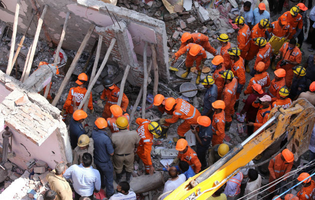 Siguen las labores de rescate tras el derrumbe del edificio en la India. EFE