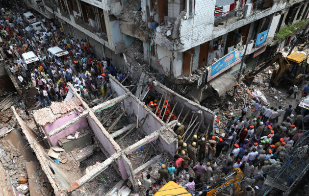 Varios equipos médicos y de bomberos se desplazaron al lugar tras el derrumbe del edificio en la India. EFE