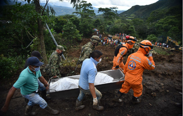 Socorristas trasladan cuerpos tras el deslizamiento de tierra, en la vereda Portachuelo, en el municipio de Rosas, Cauca. Foto: EFE.