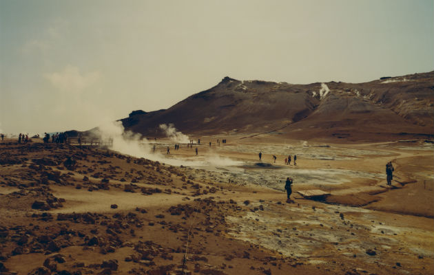 Llegaban turistas a raudales al Lago Myvatn para ver los pozos de lodo hirviente y bañarse en las aguas termales. Foto/ Suzie Howell para The New York Times.