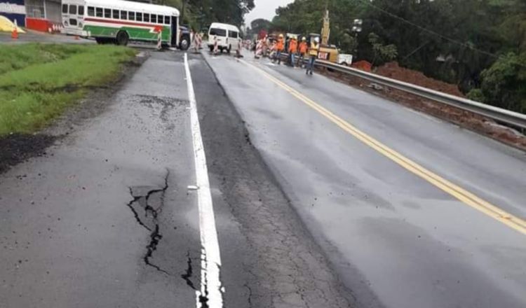 Tramo de la carretera Panamá-Colón que se hundió. /Foto Diomedes Sánchez