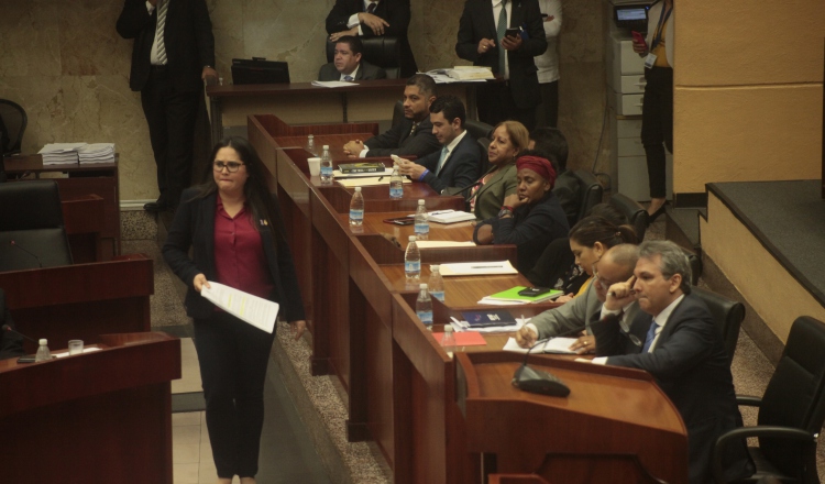 Fue la presidenta de la Comisión de la Mujer de la Asamblea, Zulay Rodríguez, la que solicitó la remoción del defensor del pueblo. Foto de Víctor Arosemena 