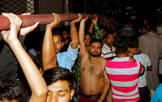 Bomberos y lugareños trabajan para apagar el fuego en Churihatta en Chawk bazar, Old Dhaka, Bangladesh. Foto: EFE. 