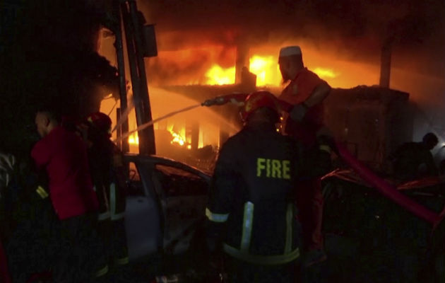 Bomberos combatiendo el incendio. Foto: AP.