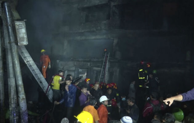 Socorristas en labores de rescate durante el fuego. Foto. AP.