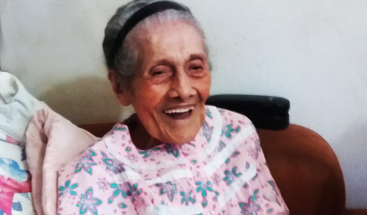 Nieves Grimas siempre tiene una sonrisa para quienes la visitan en su casa.  Adiel Bonilla