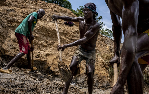 Trabajadores ganan 3 dólares diarios por extraer diamantes de minas en la República Centroafricana. Foto/ Ashley Gilbertson para The New York Times.