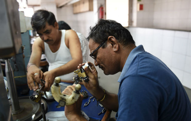 Los fabricantes indios cortan o pulen alrededor del 90 por ciento de los diamantes del mundo. Foto/ Sam Panthaky/Agence France-Presse — Getty Images.