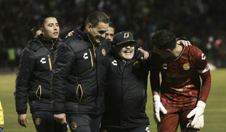 A Diego Maradona no le gustó que la directiva sacara a su auxiliar Luis Isla. Foto AP