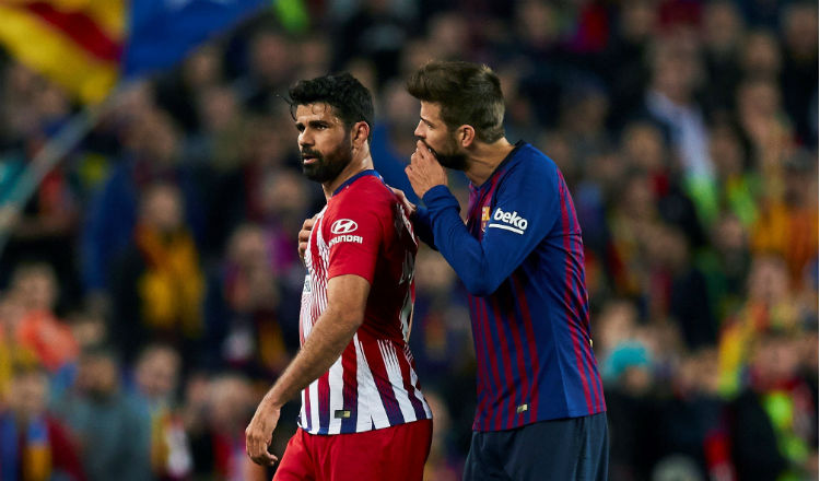 Gerard Piqué saca a Diego Costa del campo. Foto EFE