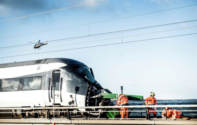 Vista de un tren de pasajeros tras un accidente ferroviario ocurrido en el puente del estrecho del Gran Belt, en Nyborg, Dinamarca. EFE