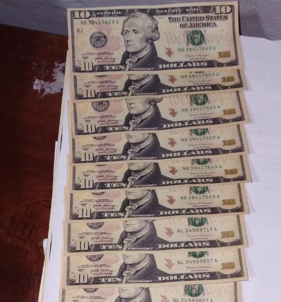 Trataron de introducir billetes falsos de $5.00 y $10.00 en distintos comercios en Las Tablas. Foto/Cortesía