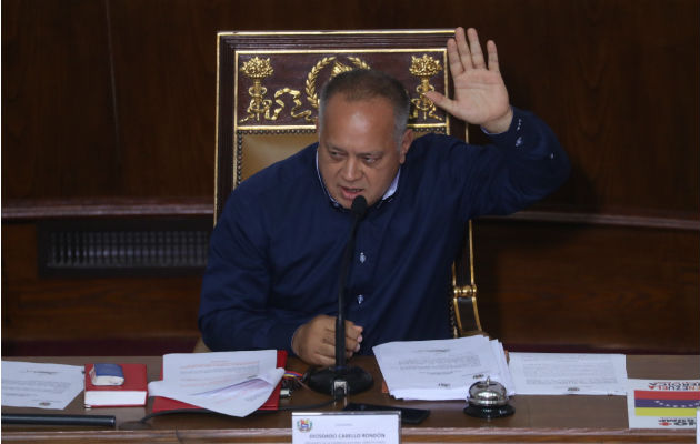 Diosdado Cabello alza su mano en la sesión de la ANC este lunes, en Caracas. Foto: EFE.