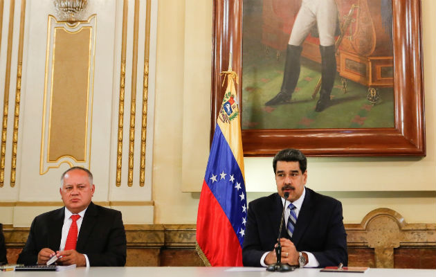 Diosdado Cabello (izq), junto a Nicolás Maduro, en una reunión con el Consejo de Defensa. Foto: EFE.