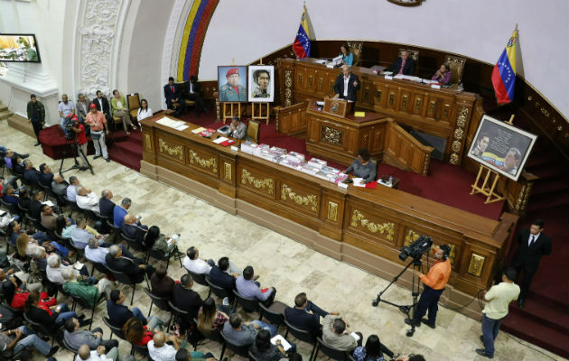 La Asamblea Constituyente venezolana  integrada solo por chavistas pide enjuiciar a Juan Guaidó. Foto: AP.