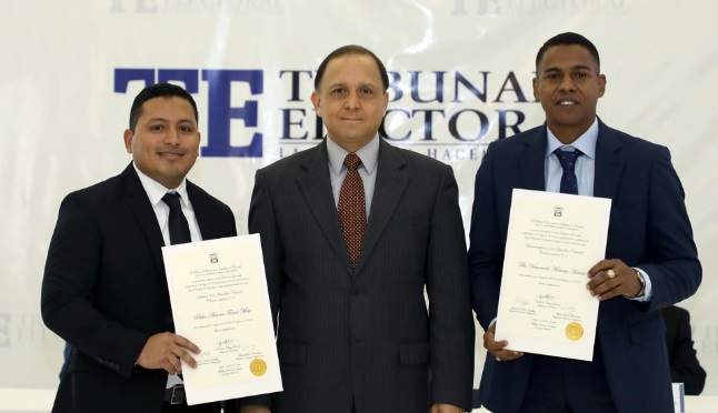 Entrega de credenciales a diputado del circuito 3-1. 