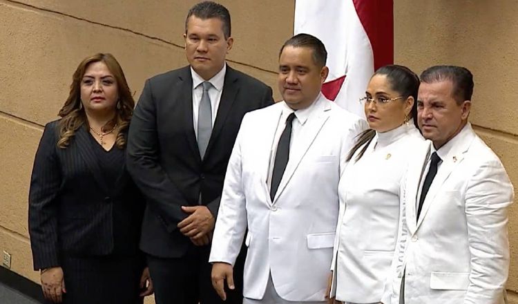 La nueva Junta Directiva de la Asamblea está conformada por diputados de los partidos PRD, Cambio Democrático y Molirena. Foto de cortesía