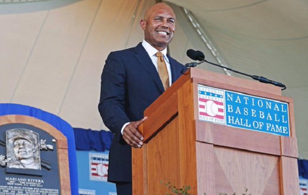 Mariano Rivera con su placa del Salón de la Fama.