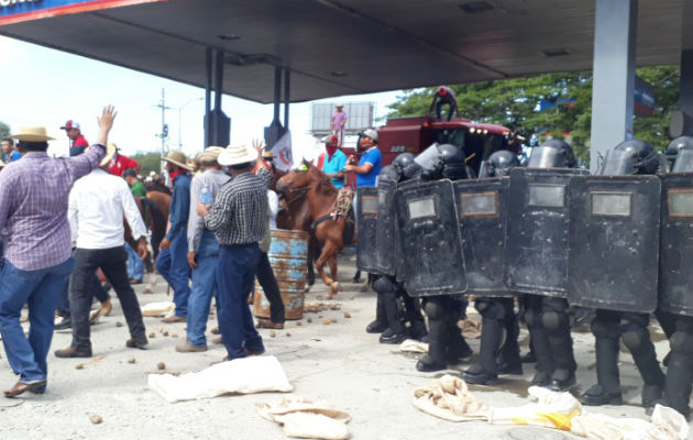 Productores son buscados y sacados de sus residencias tras protestas en Divisa. Foto: Panamá América.