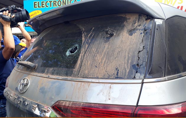 Parcialmente destruido quedó el auto del ministro del MIDA. Foto/Thays Domínguez