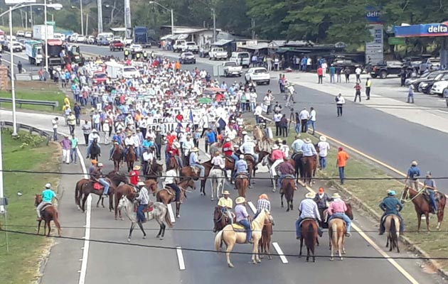 Los productores se tomaron las calles, exigiendo respuestas de las autoridades del Mida. Foto/Thays Domínguez