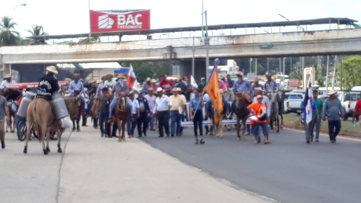 Se espera la presencia de representantes del sector agropecuario, así como de los grupos de conductores de taxi, quienes anunciaron una vigilia en las afueras de la reunión.