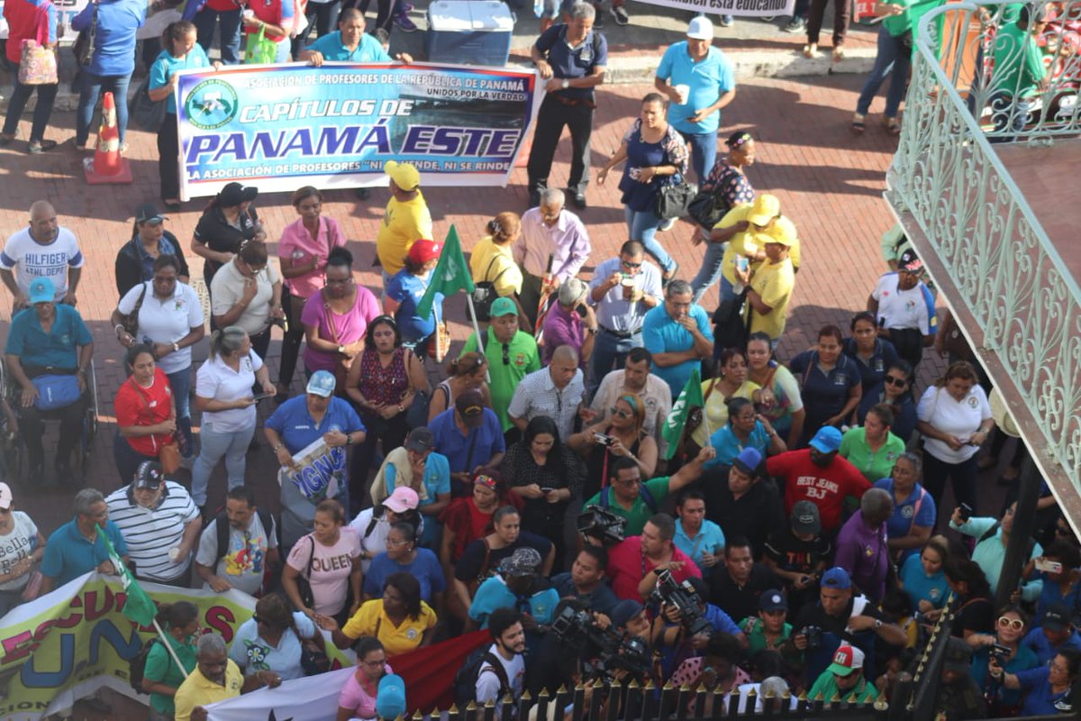 Un grupo de educadores no impartió clases el viernes, por una marcha hacia la Presidencia. Foto de Twitter