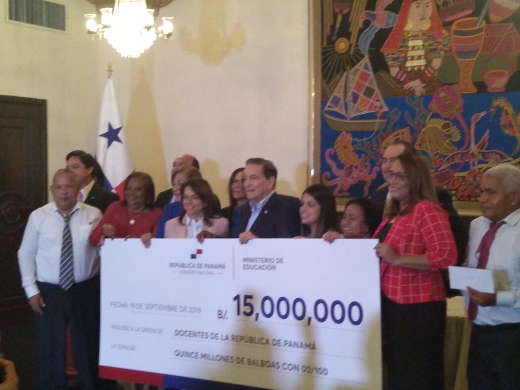 Con este primer pago del Gobierno se verán beneficiados 24 mil docentes a nivel nacional.