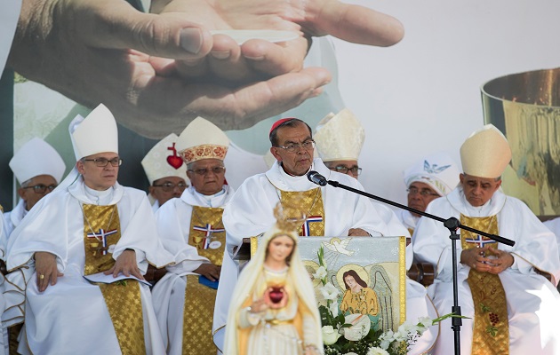Francisco pidió al cardenal salvadoreño saludar