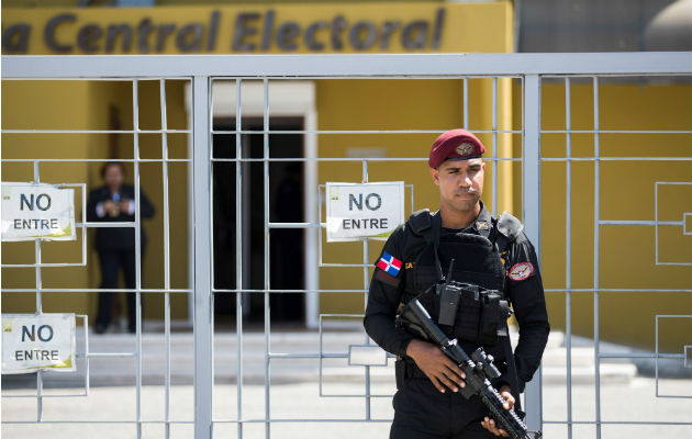 Un militar vigila la sede de la Junta Central Electoral en Santo Domingo. Foto: EFE.