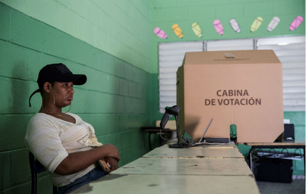 Un militar vigila la sede de la Junta Central Electoral en Santo Domingo. Foto: EFE.