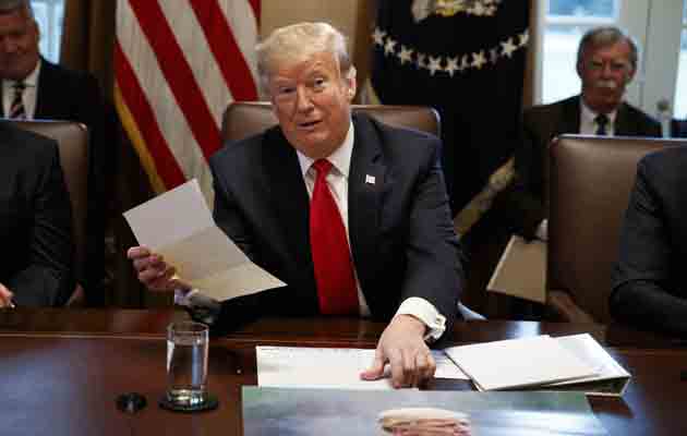 El presidente Donald Trump sostiene una carta que dice que es del líder norcoreano Kim Jong Un durante una reunión de gabinete en la Casa Blanca. FOTO/AP