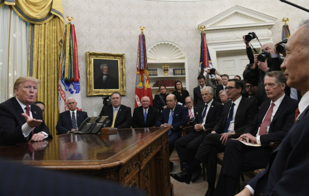El presidente Donald Trump realiza  conferencia en la salón Oval de la Casa Blanca. AP