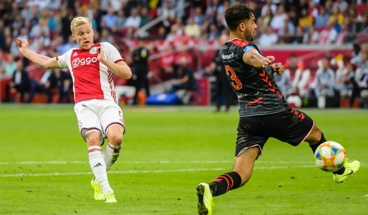 Donny van de Beek (izq.) tiene 22 años Foto EFE