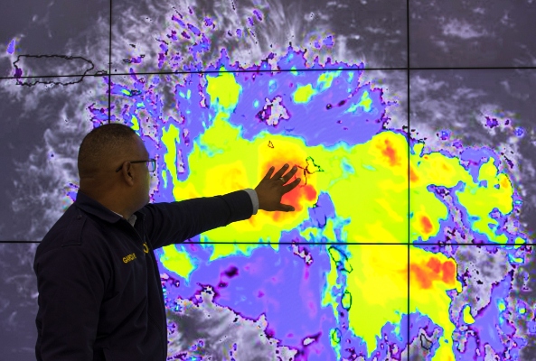 Un funcionario del Centro de Operaciones de Emergencias (COE) da seguimiento a la alerta de huracán en el este del país por la tormenta tropical Dorian, que ha entrado en el Caribe. FOTO/EFE