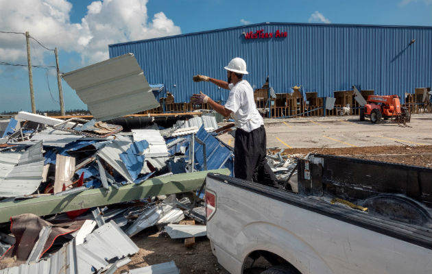 Desde que los poderosos vientos huracanados, con rachas de 200 kilómetros por hora, dejaron de sentirse a última hora del martes en Freeport, buena parte de los habitantes de la segunda ciudadmás grande de Bahamas buscan escapar del desastre en la zona.