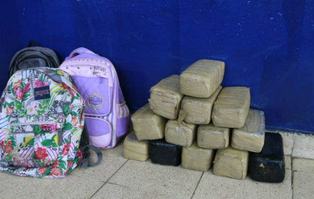Detienen a tres mujeres que ponían a sus hijos a transportar droga en mochilas. Foto: Policía Nacional.