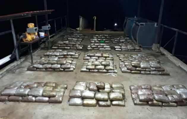 Decomisan 963 paquetes de presunta sustancia ilícita dentro de otra embarcación al sur de Punta Burica. Foto/Ministerio Público