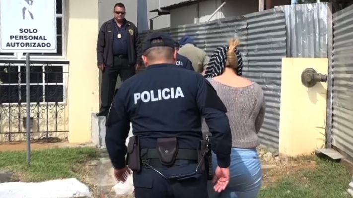 Una vez se da a conocer la detención de estas cuatro personas, la juez de garantía ordena que los tres masculinos fueran traslados al centro penal ubicado en el corregimiento de Chiriquí, mientras que la femenina fue enviada al Centro Femenino de Los Algarrobos en el distrito de Dolega. Foto/Mayra Madrid