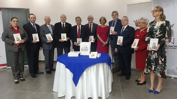 Directivos del Patronato de Panamá Viejo y del Metrobank, representantes de la Academia Panameña de la Lengua y de la Editorial Biblioteca Nacional de Panamá, así como familiares de Juan B. Sosa. Foto: Rosalina Orocú Mojica