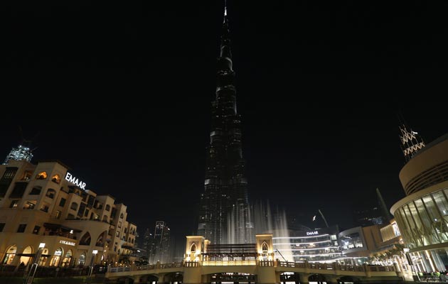 En Dubai, esperaron las doce campanadas para encender las luces de un emblemático edificio. FOTO/AP