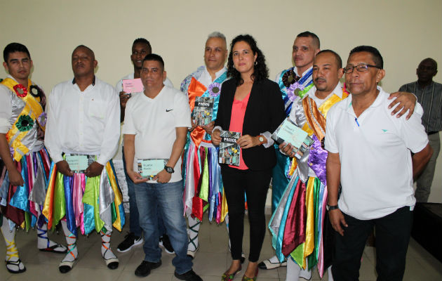 En el  Concejo Municipal de Panamá Oeste, durante la gala de la nueva publicación testimonial. Foto: Cortesía.