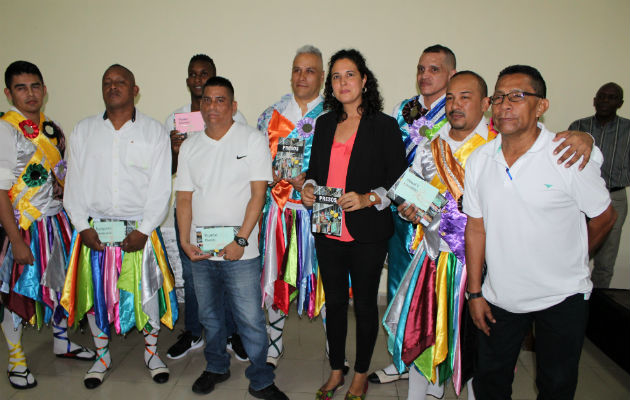 En el Concejo Municipal de Panamá Oeste, durante la gala de la nueva publicación testimonial. Foto: Cortesía.