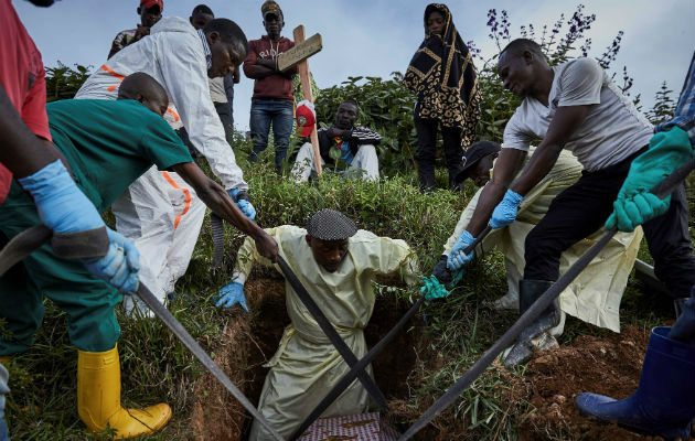 Los otros seis miembros de esa familia que decidieron no cruzar están siendo transferidos al centro de tratamiento de ébola de Beni.
