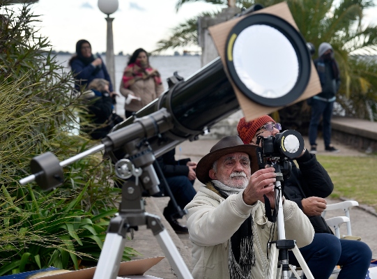 Un grupo de personas buscan el mejor lugar para observar el eclipse total de sol. FOTOAP