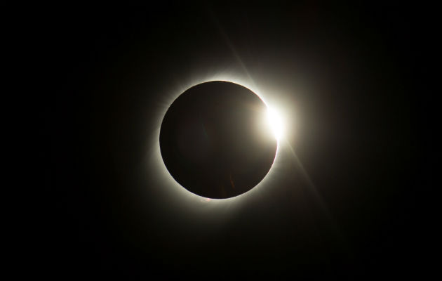 El sol cubierto por la luna en el eclipse solar total desde el Observatorio de La Silla en Coquimbo (Chile). EFE. 