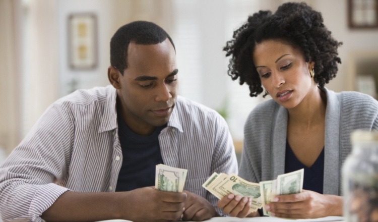 En la mayoría de los casos, las mujeres se muestran más celosas con sus ingresos, pero disponen siempre de los ingresos de su pareja.